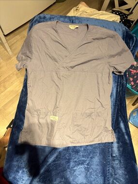 Urbane V-Neck Short Sleeve Scrub Top — Light Gray scrub
